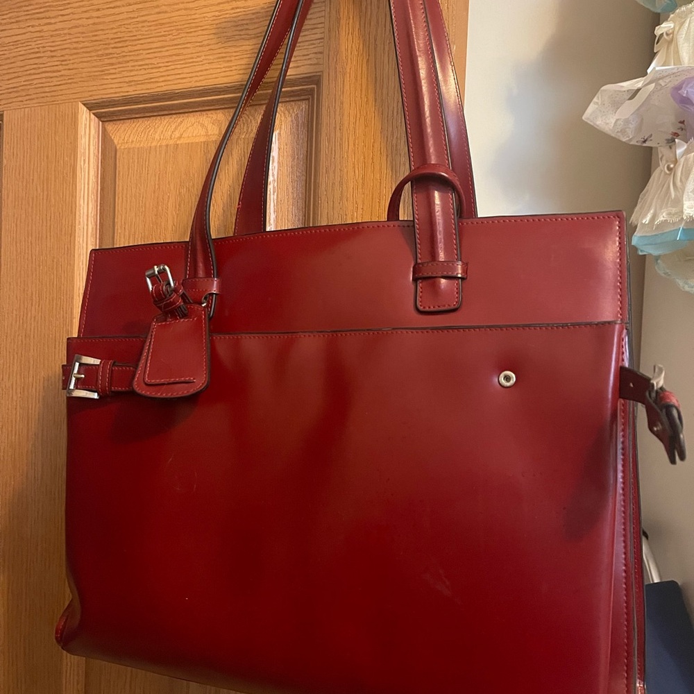 Vibrant Red Leather purse with Design come with a smaller bag attached - Picture 2 of 10